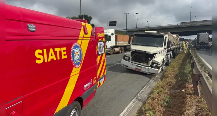 Motorista fica preso em ferragens após colisão entre caminhões em PG