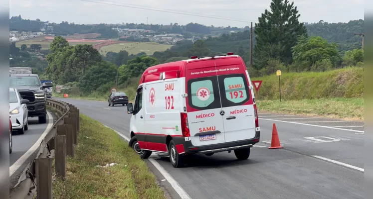 Motorista fica preso em ferragens após colisão entre caminhões em PG