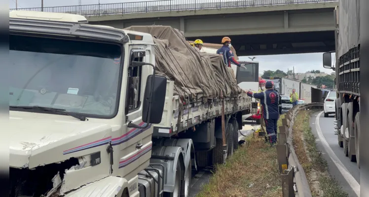 Motorista fica preso em ferragens após colisão entre caminhões em PG