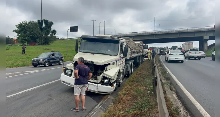 Motorista fica preso em ferragens após colisão entre caminhões em PG