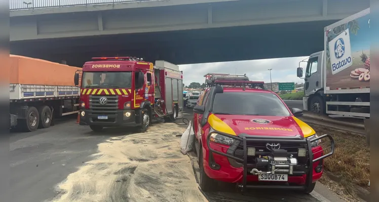 Motorista fica preso em ferragens após colisão entre caminhões em PG