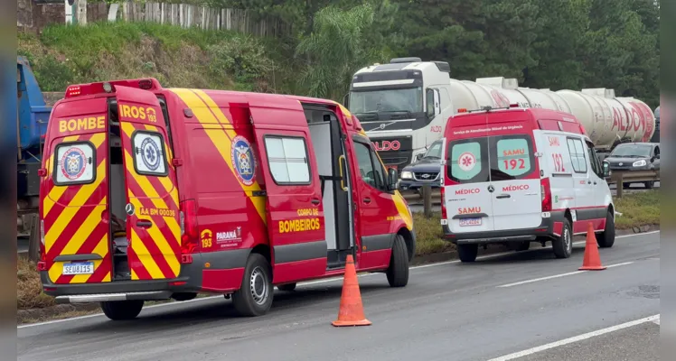 Motorista fica preso em ferragens após colisão entre caminhões em PG