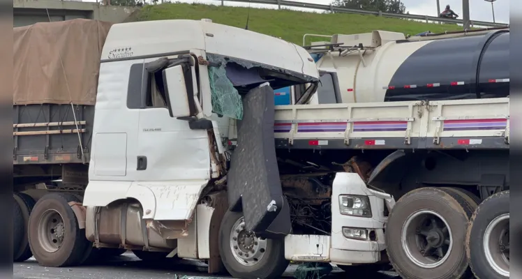 Motorista fica preso em ferragens após colisão entre caminhões em PG