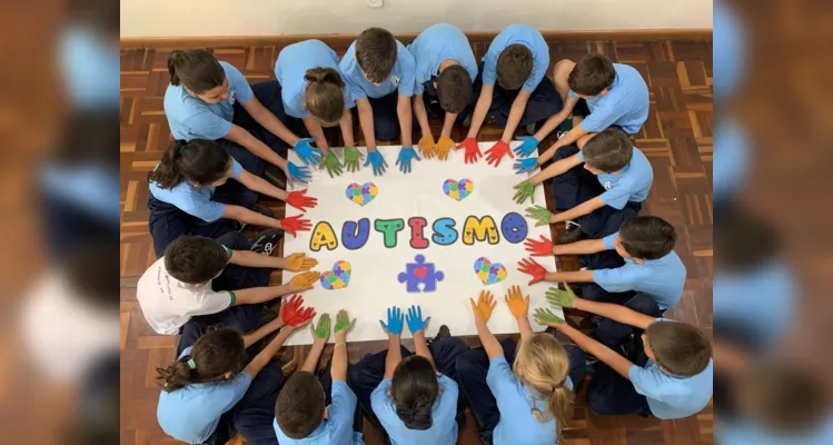 Com dinâmicas criativas e acolhedoras, a turma transmitiu a mensagem sobre a importância da conscientização sobre o autismo.