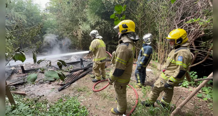 Incêndio em residência na 'Ronda' mobiliza Bombeiros em PG