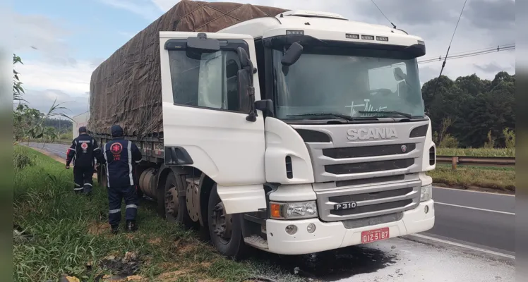 Fogo teria começado na região do motor do caminhão