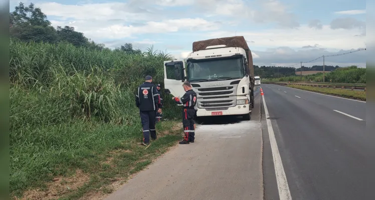 Fogo teria começado na região do motor do caminhão