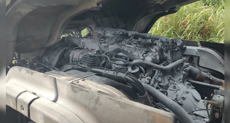 Fogo teria começado na região do motor do caminhão