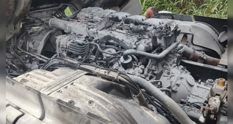 Fogo teria começado na região do motor do caminhão