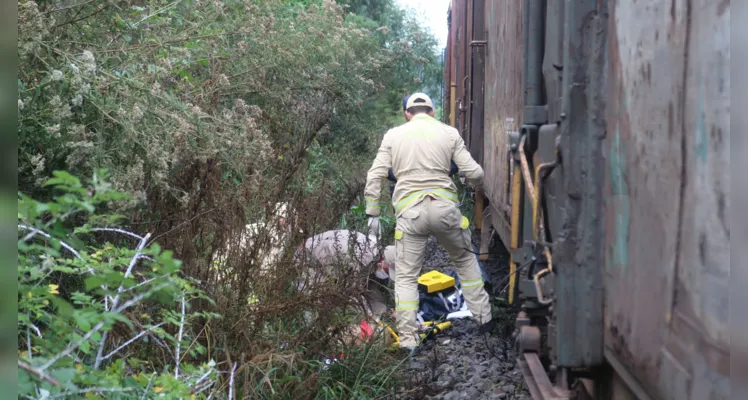 Vítima ficou em estado grave após ser atropelada pelo trem 