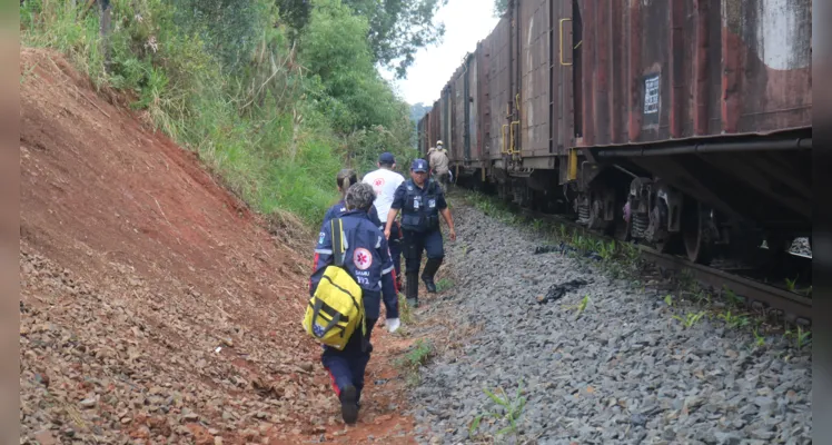 Vítima ficou em estado grave após ser atropelada pelo trem 