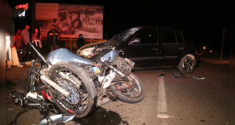 Moto atingiu o veículo na rua Siqueira Campos