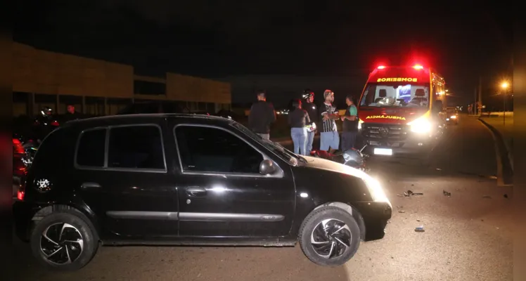 Moto atingiu o veículo na rua Siqueira Campos