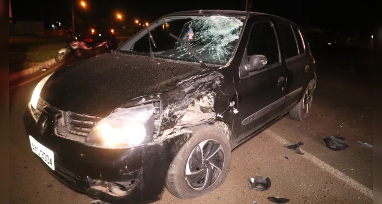 Moto atingiu o veículo na rua Siqueira Campos