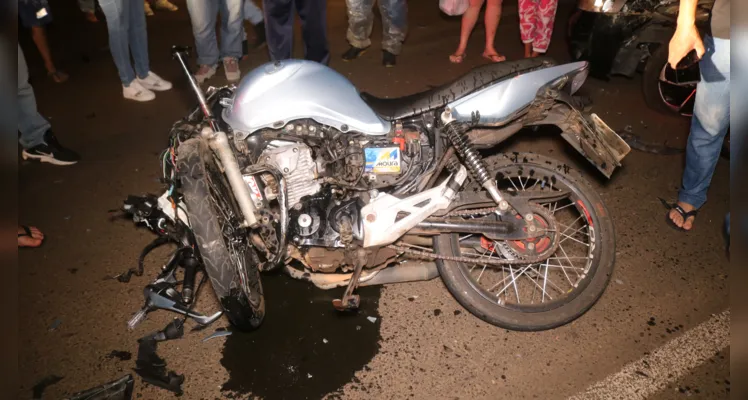 Moto atingiu o veículo na rua Siqueira Campos