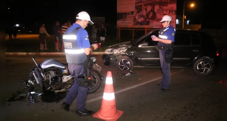 Moto atingiu o veículo na rua Siqueira Campos