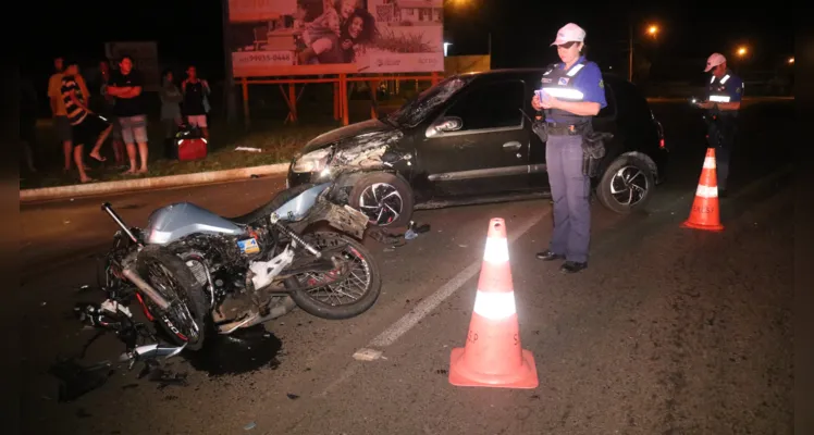 Moto atingiu o veículo na rua Siqueira Campos