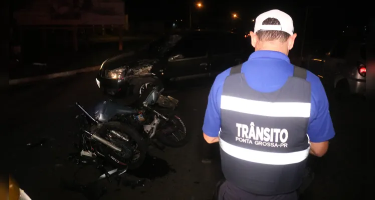 Moto atingiu o veículo na rua Siqueira Campos