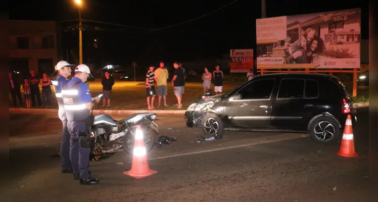 Moto atingiu o veículo na rua Siqueira Campos