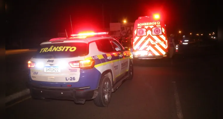 Moto atingiu o veículo na rua Siqueira Campos