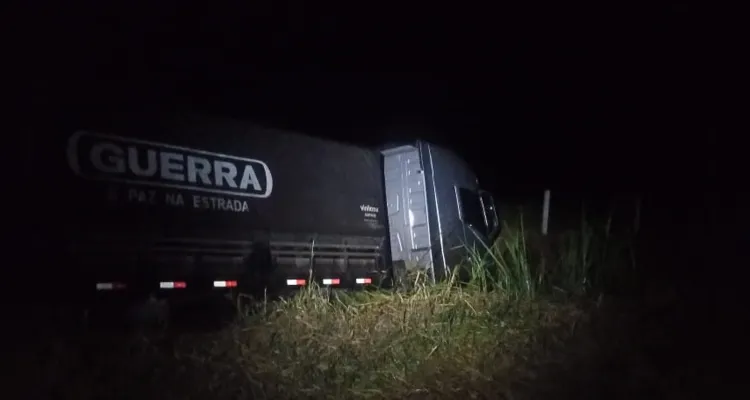 Caminhão saiu da pista após a colisão