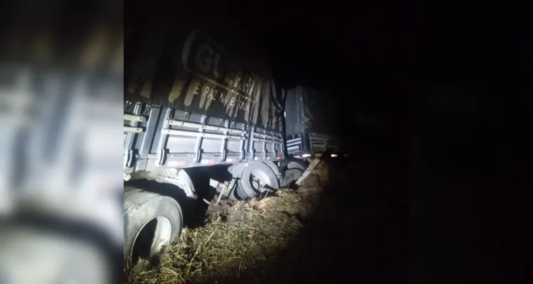 Caminhão saiu da pista após a colisão