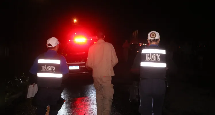 Motorista acorda após cabine do caminhão pegar fogo em PG