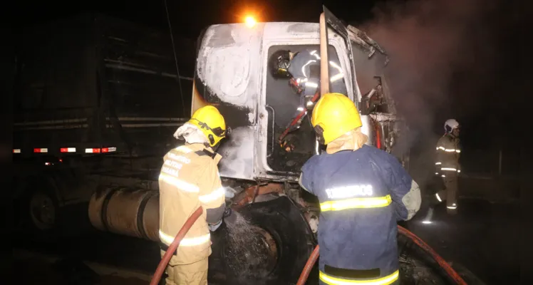 Motorista acorda após cabine do caminhão pegar fogo em PG