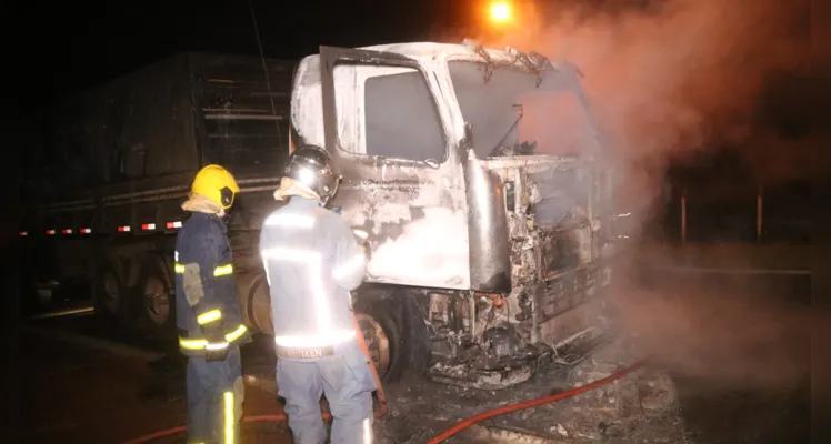 Motorista acorda após cabine do caminhão pegar fogo em PG