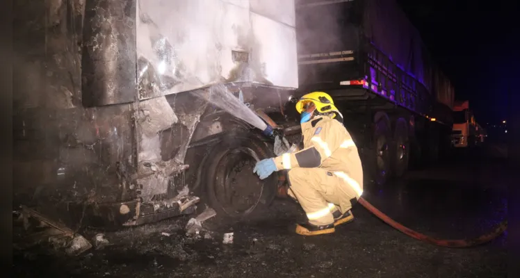 Motorista acorda após cabine do caminhão pegar fogo em PG