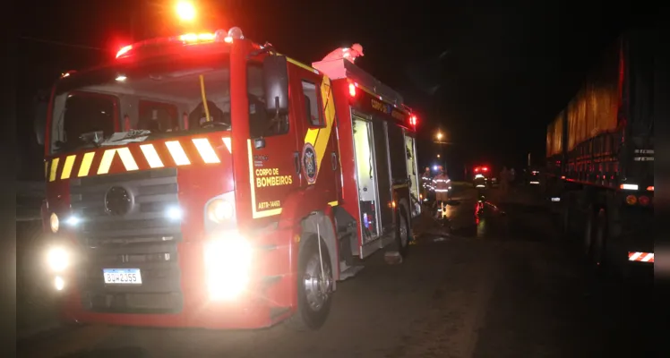 Motorista acorda após cabine do caminhão pegar fogo em PG