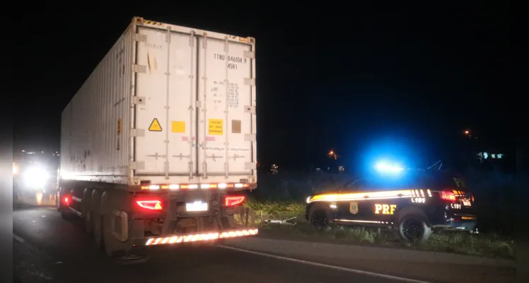 Homem teria tentado atravessar a rodovia e se desequilibrado ao passar pelo guard-rail
