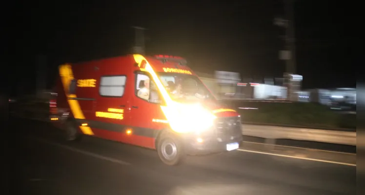 Homem teria tentado atravessar a rodovia e se desequilibrado ao passar pelo guard-rail
