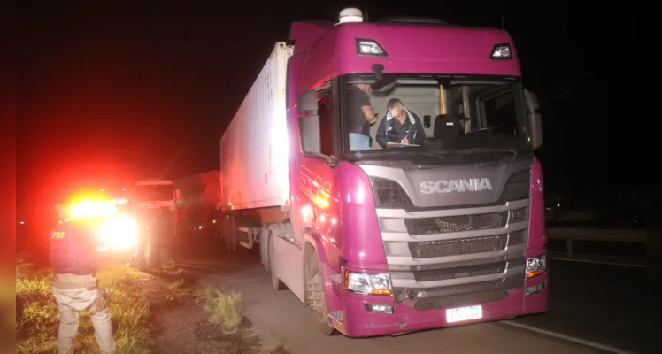 Homem teria tentado atravessar a rodovia e se desequilibrado ao passar pelo guard-rail
