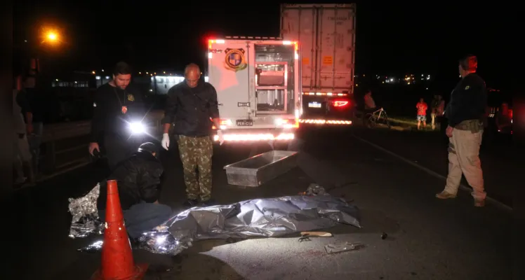 Homem teria tentado atravessar a rodovia e se desequilibrado ao passar pelo guard-rail
