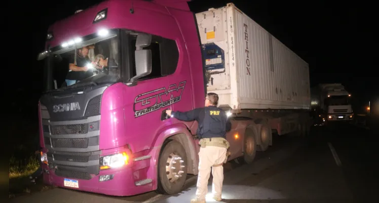 Homem teria tentado atravessar a rodovia e se desequilibrado ao passar pelo guard-rail
