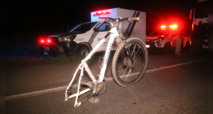 Homem teria tentado atravessar a rodovia e se desequilibrado ao passar pelo guard-rail
