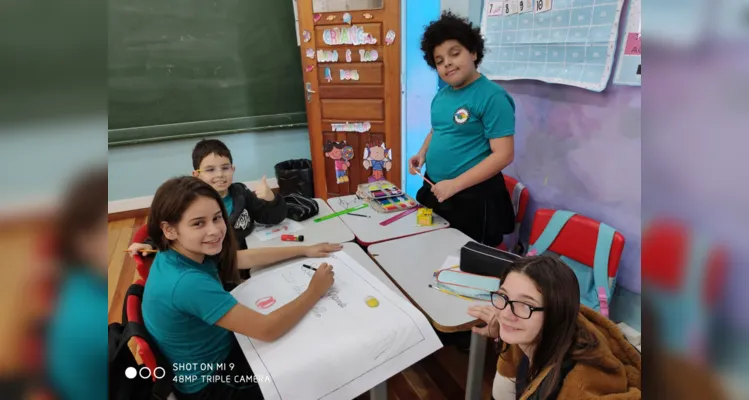 A confecção de cartazes também fez parte da proposta.