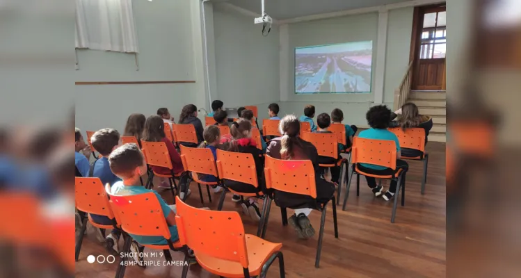 Vídeos informativos também foram utilizados pela turma.