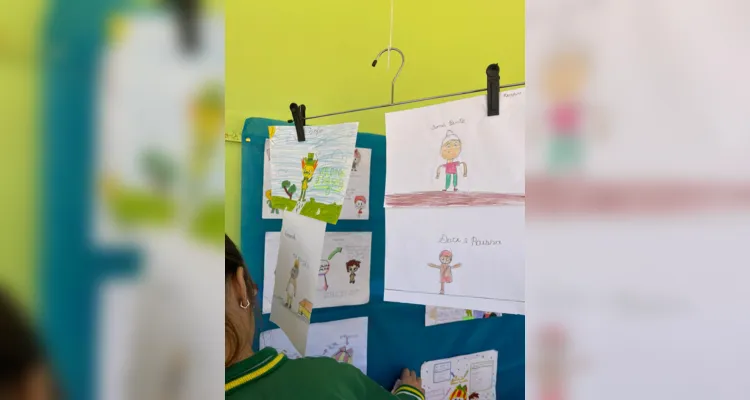 Após confeccionarem desenhos representando os personagens do Sítio do Picapau Amarelo, a turma expôs em um mural o resultado de seu trabalho.