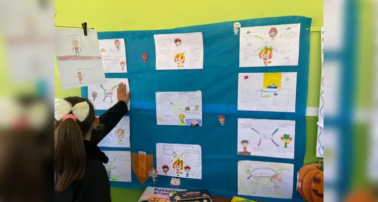 Após confeccionarem desenhos representando os personagens do Sítio do Picapau Amarelo, a turma expôs em um mural o resultado de seu trabalho.