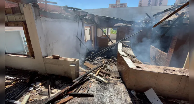 Parte da casa e do forro de PVC foram queimados pelas chamas
