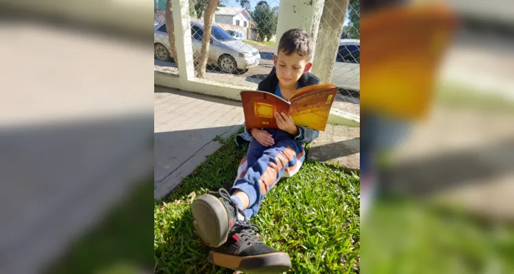 Recorrentemente os alunos têm a possibilidade de realizarem momentos individuais ou coletivos de leitura, em casa ou na escola.