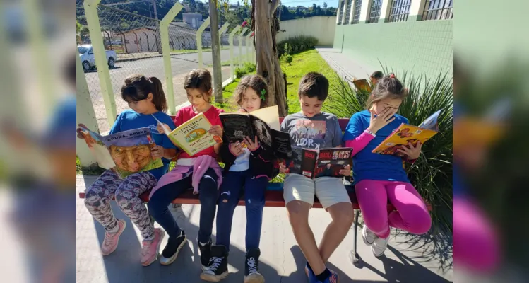 Recorrentemente os alunos têm a possibilidade de realizarem momentos individuais ou coletivos de leitura, em casa ou na escola.