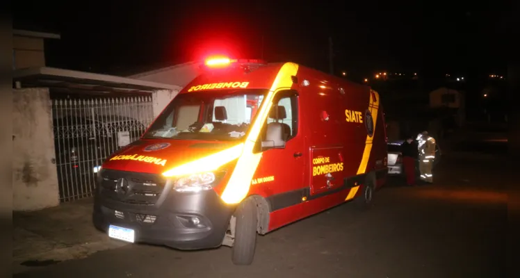Homem cai de moto parada, se lesiona e mobiliza equipe de resgate do Siate, em Ponta Grossa |