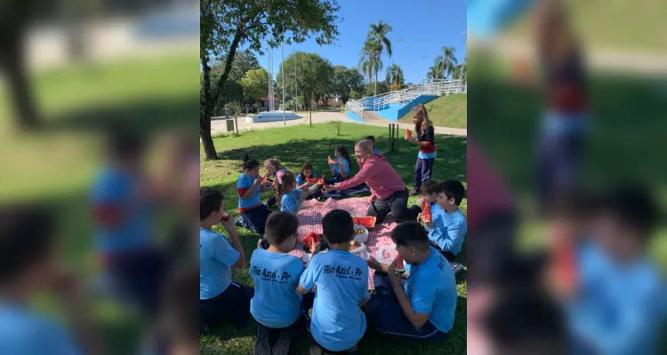 A ida até a praça local em homenagem à figura de Tiradentes finalizou as atividades da turma, com direito a um piquenique realizado no local.