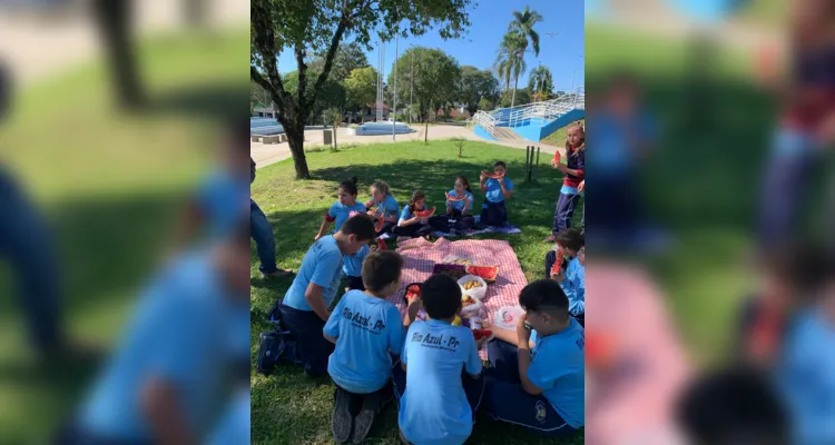 A ida até a praça local em homenagem à figura de Tiradentes finalizou as atividades da turma, com direito a um piquenique realizado no local.