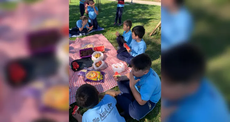 A ida até a praça local em homenagem à figura de Tiradentes finalizou as atividades da turma, com direito a um piquenique realizado no local.