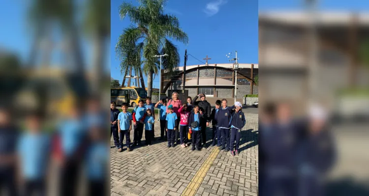 A ida até a praça local em homenagem à figura de Tiradentes finalizou as atividades da turma, com direito a um piquenique realizado no local.