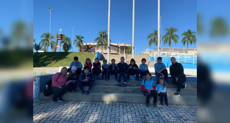 A ida até a praça local em homenagem à figura de Tiradentes finalizou as atividades da turma, com direito a um piquenique realizado no local.